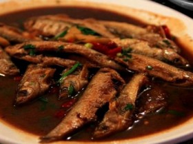 浙江丽水小吃：红烧溪鱼